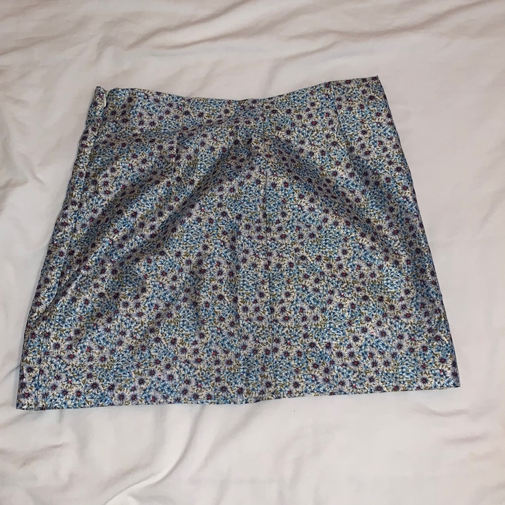 Womens flower patterned mini skirt with zipper on the side